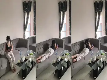 Dokumentasi Gadis Cantik Bersantai Di Ruang Tamu