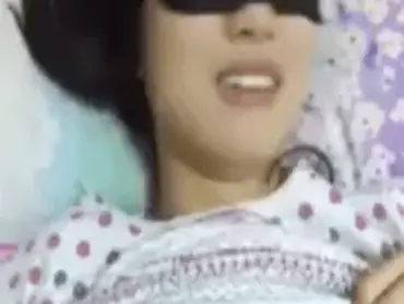 Gadis Cantik Pasrah Goyang Kasur Tutup Mata
